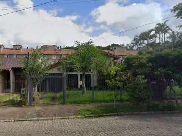 Casa térrea, hall de entrada em mármore, living para 3 ambientes com lareira, sala de jantar, sala de almoço, estar íntimo, lavabo e escritório. Cozinha bem ventilada dependência de empregada completa