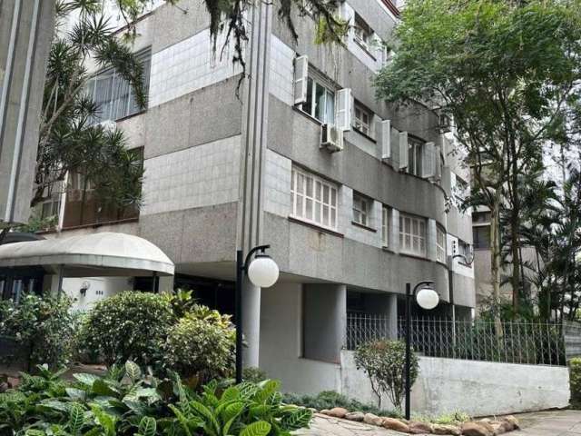 Amplo Apartamento de 103m2 privativos&lt;BR&gt;Espaçoso living&lt;BR&gt;3 dormitórios&lt;BR&gt;Semi mobiliado com móveis fixos mais ar condicionados&lt;BR&gt;Dependência de empregada, área de serviço 