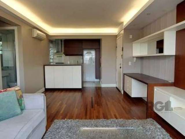 Apartamento semi mobiliado, andar alto, vista para o Rio, com três dormitórios sendo uma suíte, living com dois ambientes, cozinha americana com churrasqueira, área de serviço separada e duas vagas de