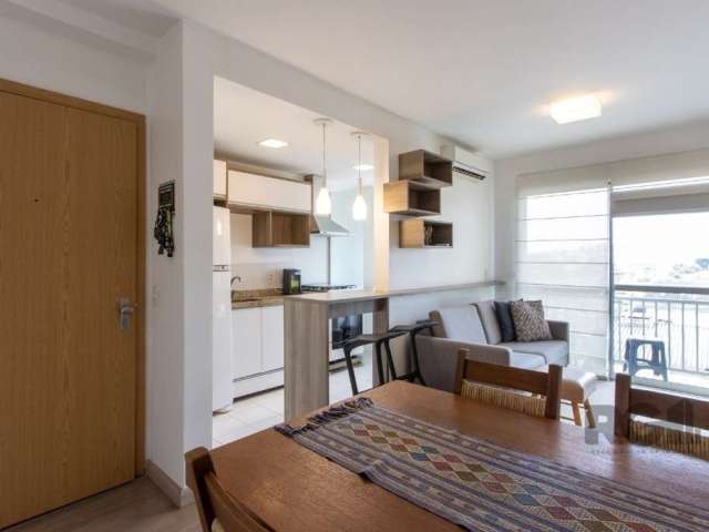 Apartamento 'MOBILIADO', 02 dormitórios, 01 banheiro social, cozinha montada, área de serviço com Junker, dormitórios com ropeiro e cama, banheiro montado, living 02 ambientes com sacada, so