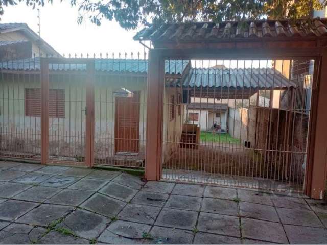 Vendo ótimo terreno no Alto Petrópolis com 330m² com 2 casas antigas, gradeado, próximo do novo shopping Zafarri na Protásio Alves. Obs: tem duas casas antigas, não averbadas, que dá para morar por um