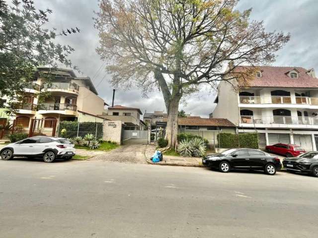 Linda casa em condomínio fechado, com 3 pavimentos, garagem na frente e mais uma vaga ao lado da casa. Possui placas de aquecimento solar instaladas. Ficam na casa 02 splits instalados nos dormitórios