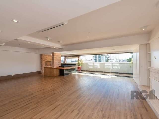 Apartamento Garden, 3 dormitórios transformados em 2 suítes (possibilidade de reversão), 203 m² de área privativa, 2 vagas de garagem. Amplo living com 70 m², equipado com lareira e churrasqueira deix