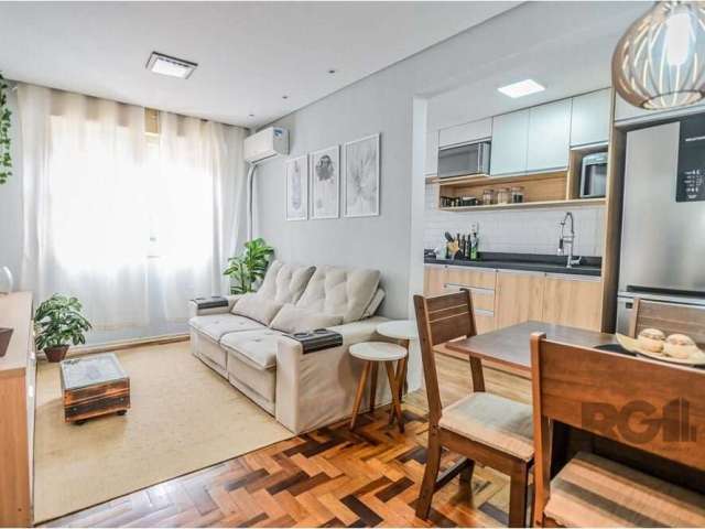 Este apartamento reformado e mobiliado com 2 quartos, está pronto e mobiliado para se tornar seu novo lar no Jardim Botânico. Oferece conforto e praticidade em um condomínio fechado com segurança. O a