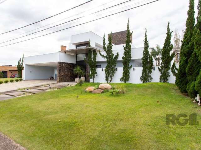 Linda casa em condomínio,  com 4 suítes , sendo 3 com closet.&lt;BR&gt;O banheiro da  suíte master possui  um charmoso jardim privativo!&lt;BR&gt;Um diferencial: todas as suítes tem saída direta para 