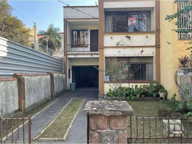 Título: Oportunidade Imperdível: Casa à Venda com 4 dormitórios em Porto Alegre - Ótimo Preço! Descrição: Localizada na charmosa Rua Marcelo Gama, próximo à SOGIPA, esta magnífica casa necessita de al