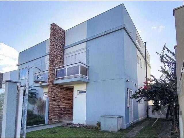 Sobrado contemporâneo à venda na Lomba do Pinheiro, Porto Alegre! Este lindo sobrado desocupado e com preço imperdível é a escolha perfeita para quem procura conforto e qualidade de vida. Com 120 m² d