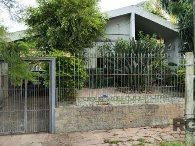 Ótima casa no parque Sta Fé com 3 dormitórios, piscina, placas solares junto aos recursos do bairro. Documentação toda regular, pode financiar e usar FGTS. Fica móveis sob medida e estuda possibilidad