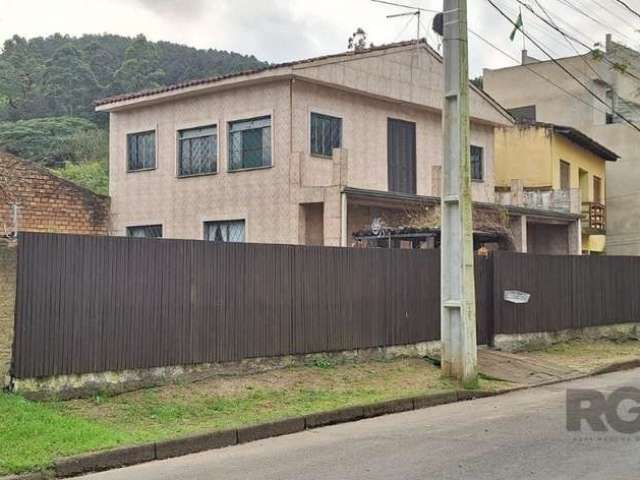 São 2 casas dentro do terreno, uma delas de madeira ainda habitável. &lt;BR&gt;Casa com 136,47m² privativos, no bairro Guarujá. A construção tem boa distribuição.&lt;BR&gt;Localizada na Rua Agenor Men