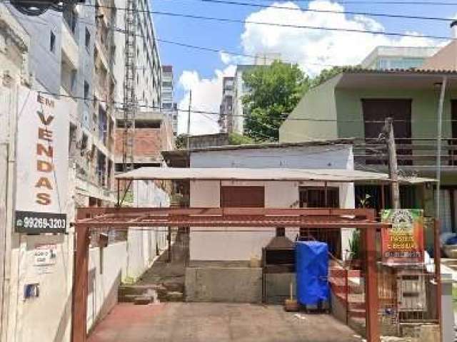 Casa a venda no bairro Auxiliadora, com terreno medindo 6,60m² de frente e 66,00m² de fundos, com 435,60m² de área total.&lt;BR&gt;&lt;BR&gt;Localizado próximo a Rua 24 de Outubro, a Coronel Bordini e