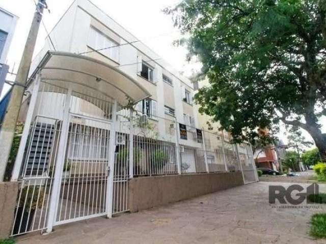 EXCLUSIVIDADE!!! Ótimo apartamento TÉRREO, fundos lateral, todo em laminado, living 2 ambientes, 3 amplos dormitórios, banheiro social, cozinha, área de serviço e dependência com WC auxiliar. Imóvel m