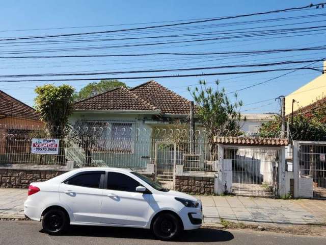 Ótimo terreno plano 13,20 x 38,72 Casa com 03 Dormitórios, sendo 01 Suíte,  Banheiro social, banheiro de serviço, Área de Serviço, Cozinha,  Living 2 Ambientes, amplo pátio com mais uma construção nos