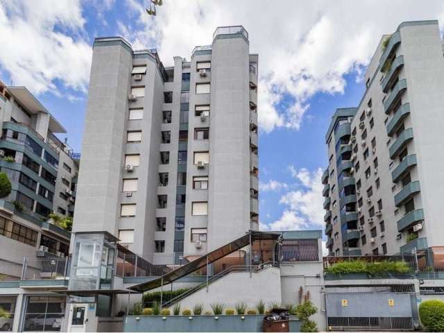 Maravilhosa cobertura semi mobiliada, toda reformada e decorada por arquiteto, localizada na Zona Norte de Porto Alegre, no bairro Cristo Redentor. Com 158,81 m² privativos, Na parte inferior, possui,