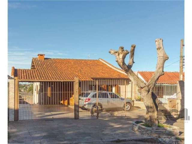 Excelente casa bem localizada no bairro Parque dos Maias, composta de 03 dormitórios e 01 suíte máster com Hidro. Imóvel com 02 banheiros, sala de jantar e estar conjugada, lavanderia, escritório e ga