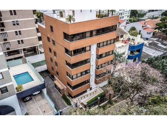 Excelente Cobertura triplex 444,30 m² de área privativa, Bairro Tristeza - Vista panorâmica e 4 vagas de garagem individuais. 1º Pavimento: 3 dormitórios, sendo 1 suíte master com closet, piso aquecid