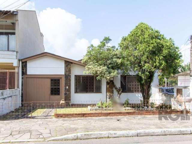 Casa com  03 dormitórios, sala ampla e cozinha.1 banheiro social, espaço para 2 vagas de garagem, amplo pátio nos fundos, com corredor lateral Edícua. imóvel próximo a todo comércio da região  Agende 