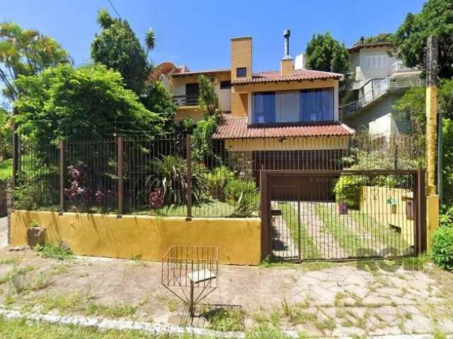 Casa com elevador, 4 dormitórios, sendo 1 suíte, , 330 m² de área privativa, living 2 ambientes, lavabo, cozinha, área de serviço, estúdio com isolamento acústico para música ou gravação de  vídeos, g