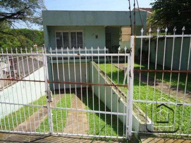 Ótima casa no bairro Gloria , com 03 quartos sendo um suite , 02 cozinhas , 02 salas , 02 banheiros.&lt;BR&gt;Garagem para 03 carros.Terreno de 8 x 81 de frente a fundo.&lt;BR&gt;Agende sua visita!