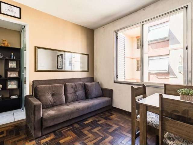 Excelente Apartamento de 1 dormitório todo reformado, janelas e portas novas, na av. Gomes de Freitas, Jardim Itu em Porto Alegre. Apartamento com living para 2 ambientes, banheiro social, cozinha int