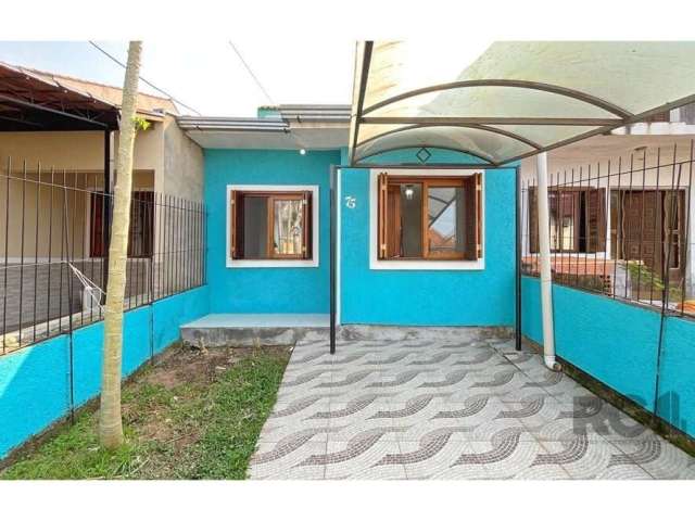 Você encontrou o imóvel ideal! Esta charmosa casa de 2 dormitórios, esta impecável, com sala de estar, cozinha sob medida, banheiro, área de serviço e pátio oferece conforto e praticidade em 50m² de á