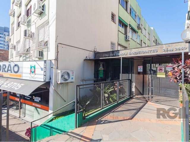 Este encantador apartamento de 67m², totalmente reformado, oferece um ambiente moderno e aconchegante. Com sala dois ambientes cortina vertical, 2 dormitórios, 2 banheiros (incluindo um auxiliar), é i