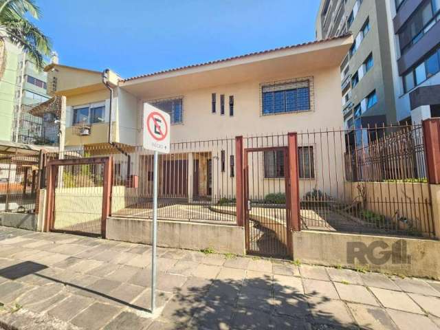 Excelente casa à venda em Porto Alegre, localizada no bairro Boa Vista. A casa possui 283m² de área privativa e 293m² de área total. Com 3 quartos, sendo 1 suíte, e 2 banheiros sociais. Conta com uma 