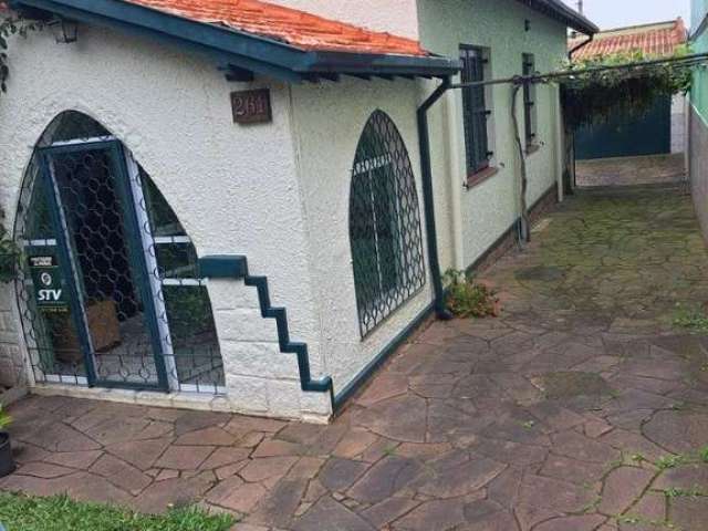 Casa 3 dormitórios  sendo uma suite , hall de entrada , living amplo com lareira  , sala de jantar , cozinha montada e área de serviço separada , sotão com bom espaço para leitura e gabinete , um banh