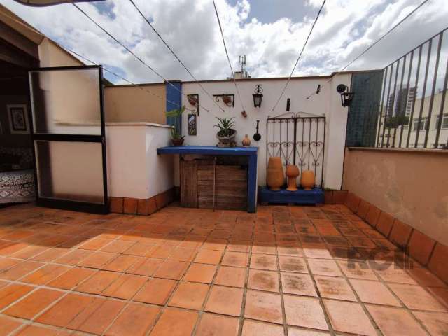 Excelente cobertura de dois dormitórios localizada no bairro Petrópolis.&lt;BR&gt;No primeiro pavimento estão os dormitórios, living integrado à sacada fechada, cozinha, e banheiro social.&lt;BR&gt;Na