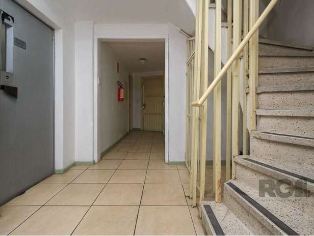 Apartamento de 42m² de área privativa, reformado, fundos, silencioso, possui 1 dormitório, amplo living para 2 ambientes, piso parquet polido, elétrica nova, cozinha integrada com área de serviço, ban