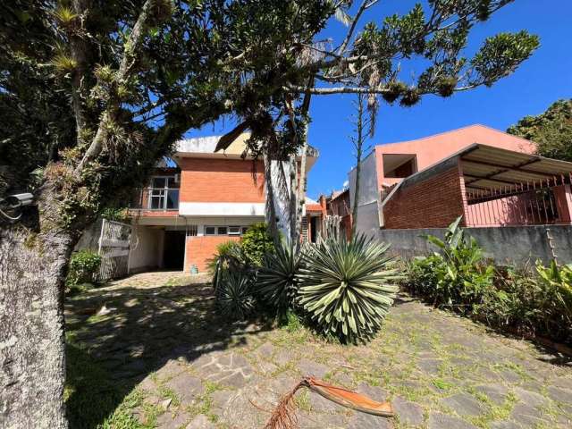 Casa na rua Jacunda com terreno medindo 11x61m. &lt;BR&gt;&lt;BR&gt;Terreno maravilhoso, super bem cuidado, com pátio enorme com piscina e deck. Nos fundos da casa um enorme salão de festas com espaço