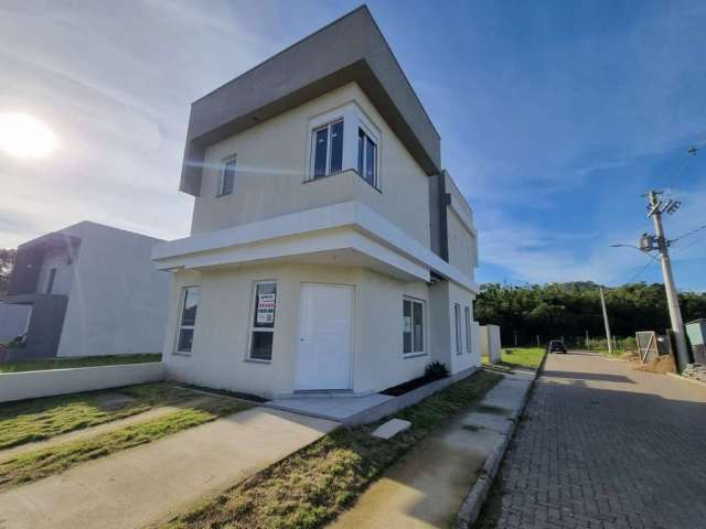 Linda casa de esquina no condomínio Ilha Verde. &lt;BR&gt;Possui 110m2 privativos, living amplo para 02 ambientes com lavabo e espera para lareira a gás. Cozinha ampla com saída para o pátio. Todo liv