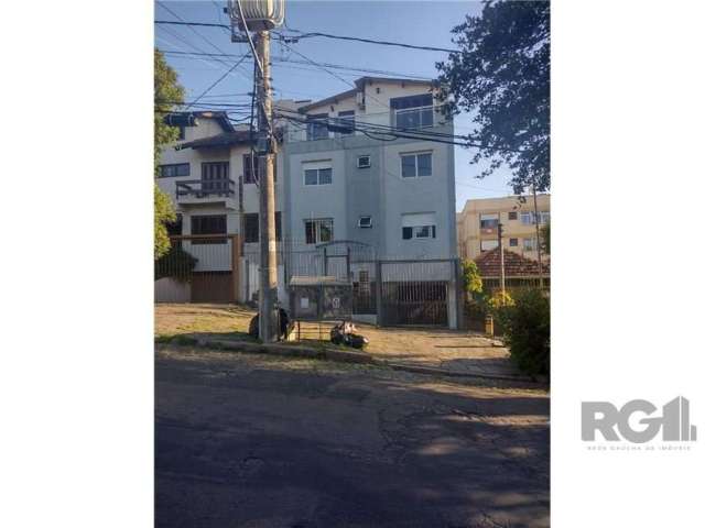 Amplo JK no Bairro Santo Antônio com sala e quarto conjugados, banheiro com box, cozinha, área de serviço com tanque. 1º. andar sendo um lance de escada, de fundos, sol da manha, excelente ventilação,