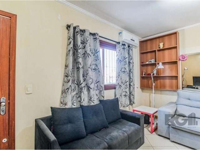 Oportunidade Imperdível! Sobrado de 138 m² à venda! Descubra o seu novo lar em uma rua tranquila, ideal para quem busca conforto e tranquilidade. Características do Imóvel: 03 Dormitórios, sendo 01 su