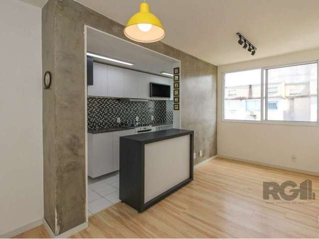 Apartamento de 2 dormitórios, 46m² privativos, semimobiliado, andar alto e vaga escriturada. O apartamento possui um living de dois ambientes, com móveis sob medida na cozinha, lavanderia, espera para