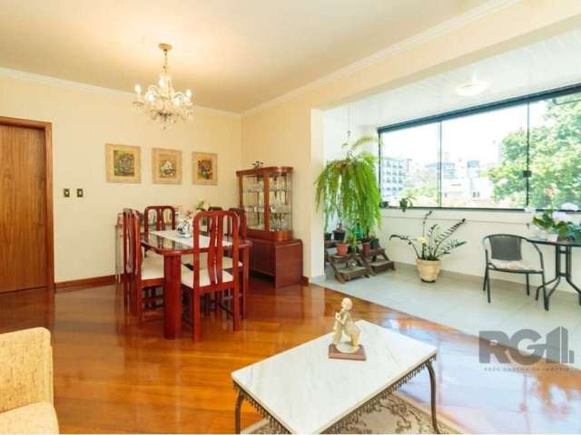 APARTAMENTO DE 138m² NO HIGIENÓPOLIS - COM SALA DE ESTAR E VARANDA INTEGRADAS, COZINHA, 3 DORMITÓRIOS (1 SUÍTE), BANHEIRO SOCIAL, SUÍTE AUXILIAR, CHURRASQUEIRA E EXCELENTE ILUMINAÇÃO NATURAL. COM 1 VA