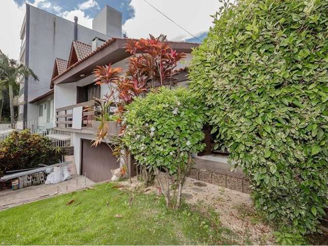 Descubra o seu novo lar em Jardim Itu, Porto Alegre! Esta casa à venda, localizada na Rua Maestro Salvador Campanella, representa a perfeita combinação de conforto, espaço e excelente preço no mercado