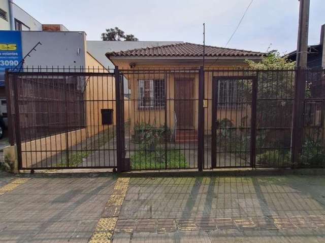 Casa de alvenaria - excelente localização - composta de 02 dormitórios - sala estar - banheiro social - cozinha - área de serviço - churrasqueira - edícula com lavanderia - depósito - wc auxiliar - ga