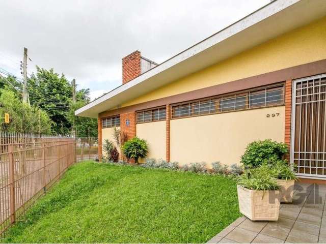 Belíssima casa no bairro São Sebastião, sofisticado com um toque Vintage, construção muito sólida da década de 70, são 16 ambientes bem distribuídos, 3 dormitórios, sendo 1 suite, 2 banheiros, hall de