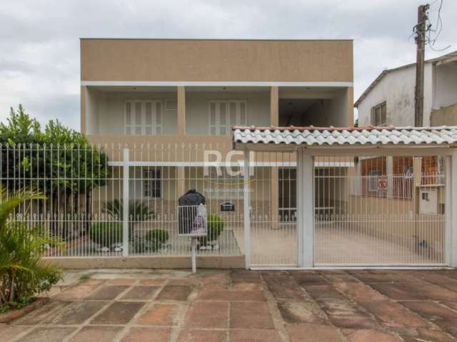 Casa, 2 sobrados no mesmo terreno, para  4 familias, parte da frente  de baixo, jardim, living 2 ambientes, circulação  2 dormitórios, sendo uma suite, banheiro social,  cozinha, e área  de serviço  s