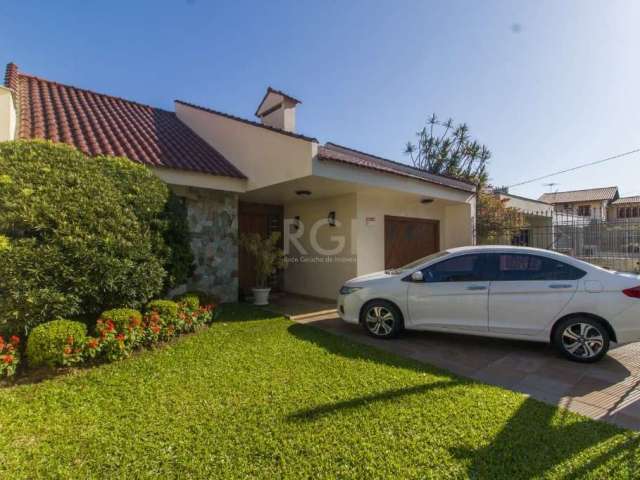 Casa Terreá  em ótima localização, no coração do bairro São Sebastião. Pronta para morar, reformada e cuidada com carinho. 04  quartos sendo 01 suite com banheira de hidro, banheiro social, hall de en