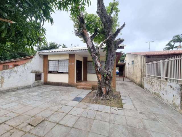 Casa térrea no bairro Ipanema, com 3 dormitórios sendo 1 suíte, living para 2 ambientes, banheiro social, lavanderia, área para churrasco e amplo pátio com canil.&lt;BR&gt;Localizado na avenida Cavalh