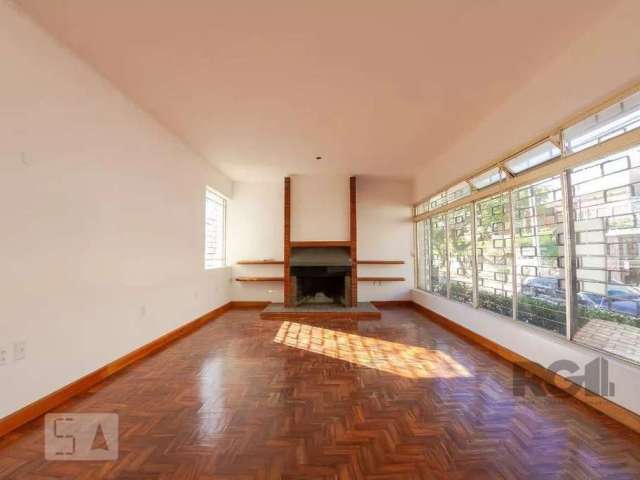 BAIRRO TRÊS FIGUEIRAS | CASA DE ESQUINA | 4 DORM E 4 VAGAS&lt;BR&gt;&lt;BR&gt;Lindo imóvel em terreno de esquina, casa toda em alvenária, com piso em parquet, amplas janelas, pátio interno e edícula c