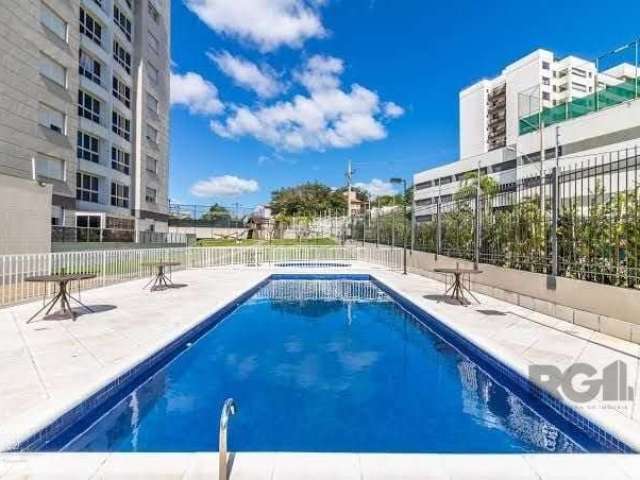 Apartamento semi mobilado, são 3 dormitórios, transformado em 2, sendo um suíte master com closet, amplo living com 3 ambientes e lareira, churrasqueira, cozinha, área de serviço, além de 2 vagas de g