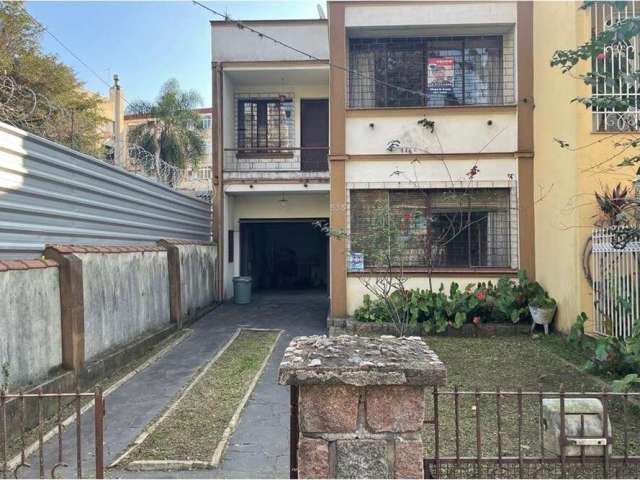 Título: Oportunidade Imperdível: Casa à Venda com 4 dormitórios em Porto Alegre - Ótimo Preço! Descrição: Localizada na charmosa Rua Marcelo Gama, próximo à SOGIPA, esta magnífica casa necessita de al