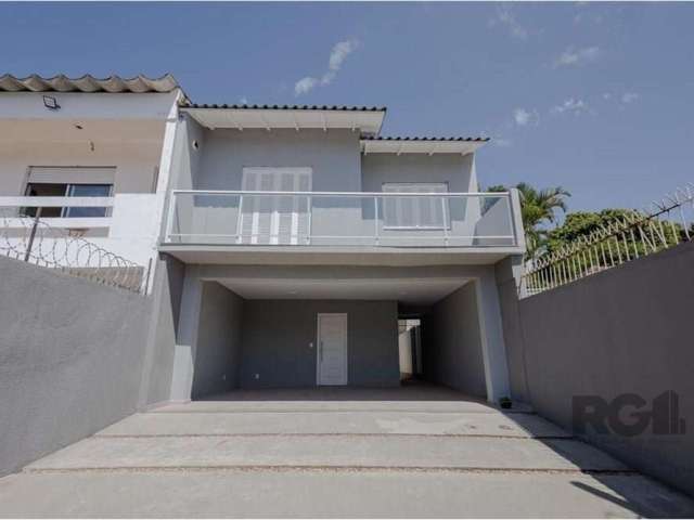 Oportunidade imperdível! Terreno de 290,40m² com uma casa reformada de 228,20m². São 3 dormitórios, sendo 1 suíte, e 2 banheiros. A casa conta com varanda na frente e nos fundos, despensa, lavabo, coz