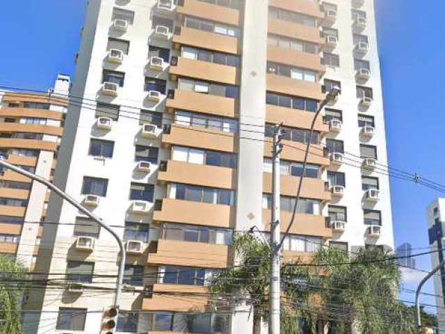 Apartamento semimobiliado. Possui amplo living para 02 ambientes, sala de estar, churrasqueira, copa cozinha e área de serviço fechada. Possui 03 dormitórios (1 suíte) e mais um banheiro social, local