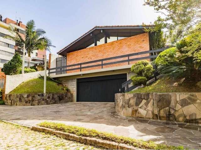 Descubra o ápice do luxo e conforto nesta magnífica casa à venda em Porto Alegre, no desejado bairro Jardim Lindóia. Oferecendo um ótimo preço e disponível para ocupação imediata, essa propriedade de 