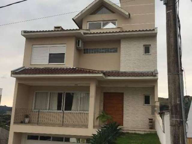 Belíssima residência em condomínio fechado na Zona Sul de Porto Alegre. Amplo living com três ambientes, sala de jantar com sacada e vista, gabinete, cozinha espaçosa, três dormitórios sendo dois suít