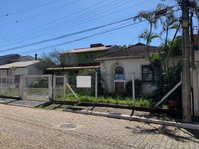 Casa à venda em Porto Alegre/RS, bairro Teresópolis, Zona Sul Uma oportunidade única de morar na melhor rua do bairro Teresópolis, na Pindorama. A casa atual possui 2 dormitórios, sala, cozinha e banh