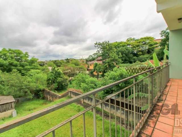 Casa para venda bairro Glória, proximidades da Avenida Oscar Pereira e 3ª Perimetral (Av. Cel. Aparício Borges) e novo Bourbon Teresópolis. Casa composta de dois pavimentos, sendo no pavimento térreo 